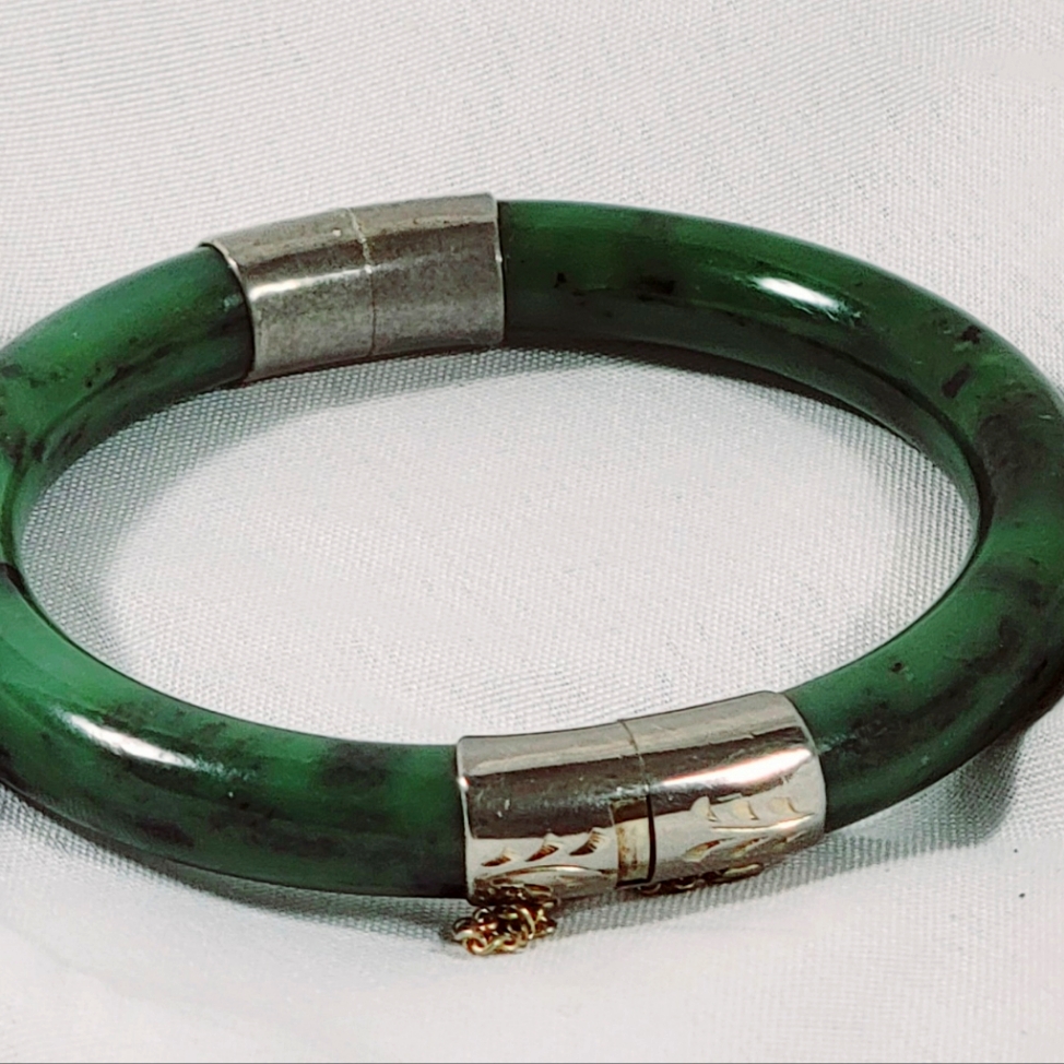 1950s Vintage Green Jade With Silver Cover Edges And Silver Secure Chains